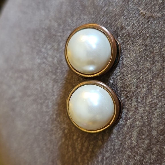 3/$30 VTG Pearlesque Dome Clip-on Earrings - Picture 2 of 5